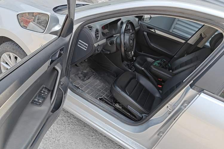 Used Volkswagen Jetta 2015 1.6L Manual Comfort Model Driver Seat