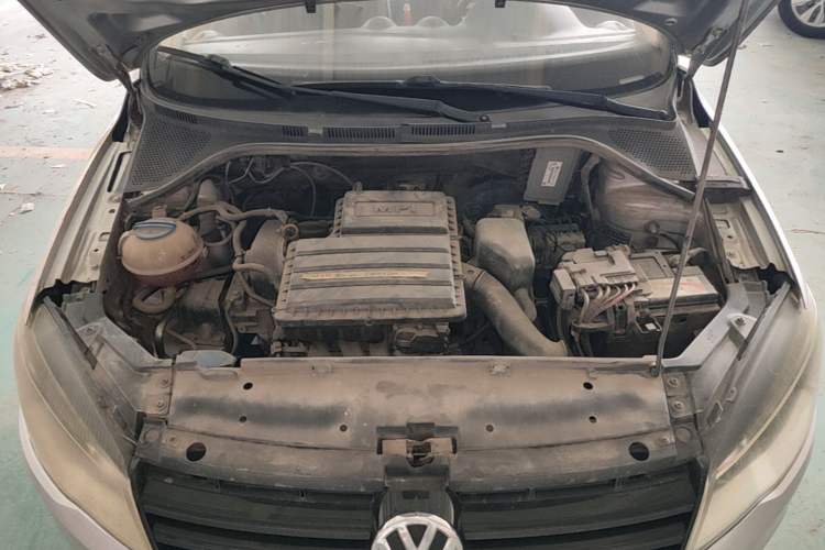Used Volkswagen Jetta 2015 Zhuihui Edition 1.4L Manual Fashion Model Engine Bay