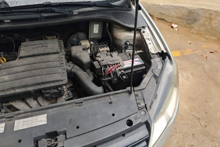 Used Volkswagen Jetta 2015 1.6L Manual Fashion Edition Engine Bay Left