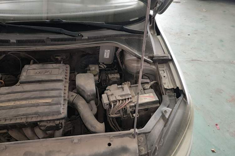 Used Volkswagen Jetta 2015 Zhuihui Edition 1.4L Manual Fashion Model Engine Bay Left