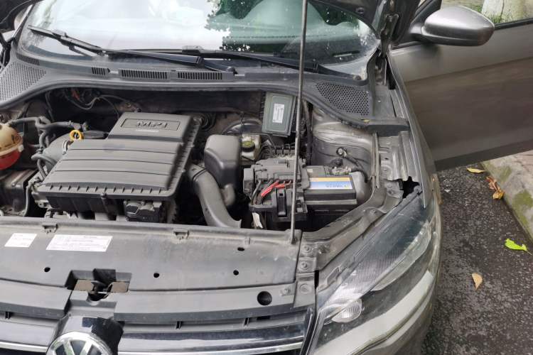 Used Volkswagen Jetta 2015 Zhuihui Edition 1.6L Manual Comfort Model Engine Bay Left
