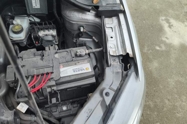Used Volkswagen Jetta 2015 Zhuihui Edition 1.6L Manual Comfort Model Engine Bay Left