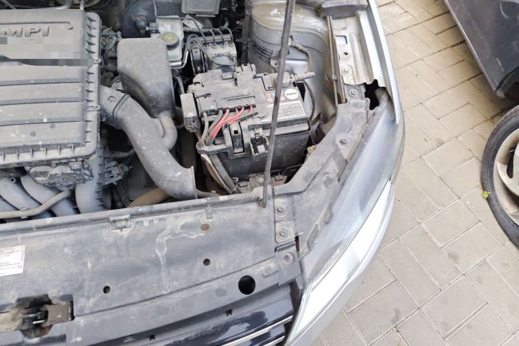 Used Volkswagen Jetta 2015 Zhuihui Edition 1.6L Manual Comfort Model Engine Bay Left