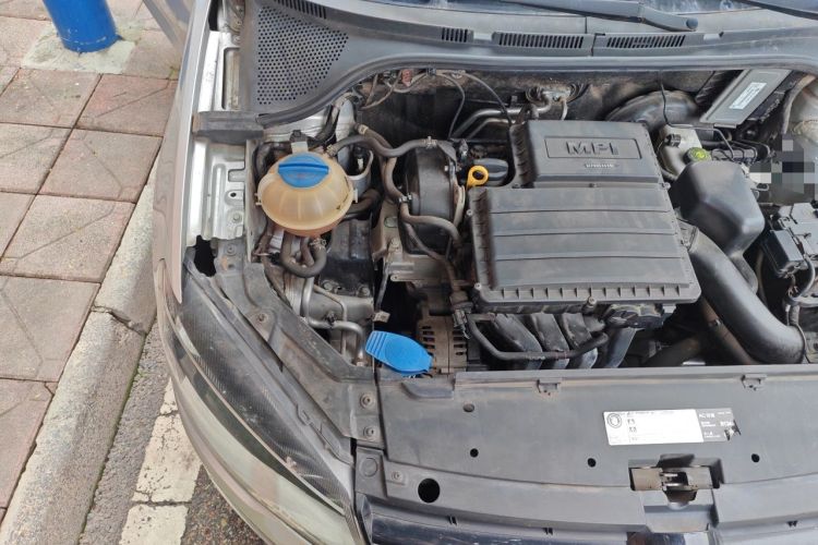 Used Volkswagen Jetta 2015 Zhuihui Edition 1.6L Manual Comfort Model Engine Bay Right