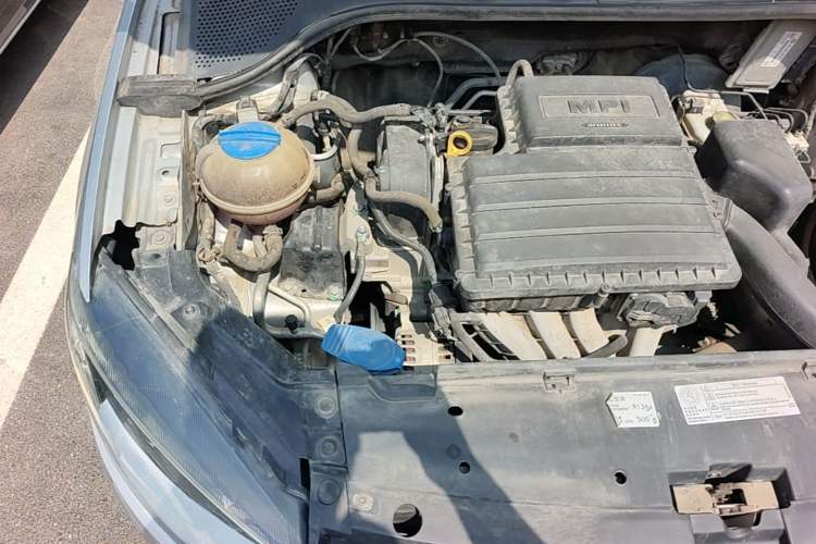 Used Volkswagen Jetta 2015 Zhuihui Edition 1.6L Manual Comfort Model Engine Bay Right