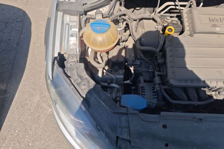 Used Volkswagen Jetta 2015 Zhuihui Edition 1.4L Manual Fashion Model Engine Bay Right