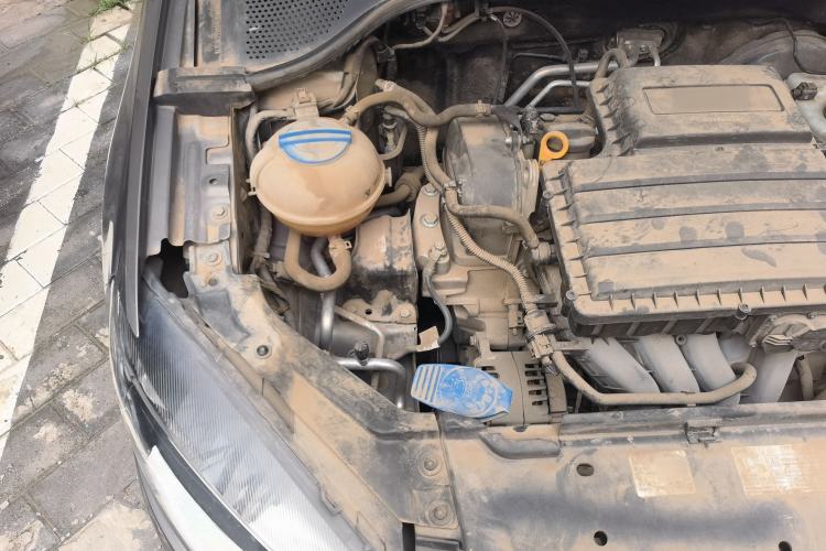 Used Volkswagen Jetta 2015 Value Edition 1.6L Automatic Comfort Version Engine Bay Right