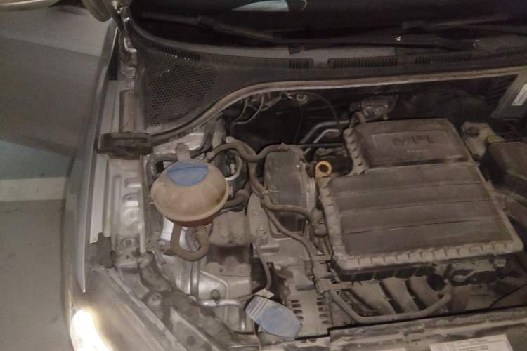 Used Volkswagen Jetta 2015 Zhuihui Edition 1.4L Manual Fashion Model Engine Bay Right