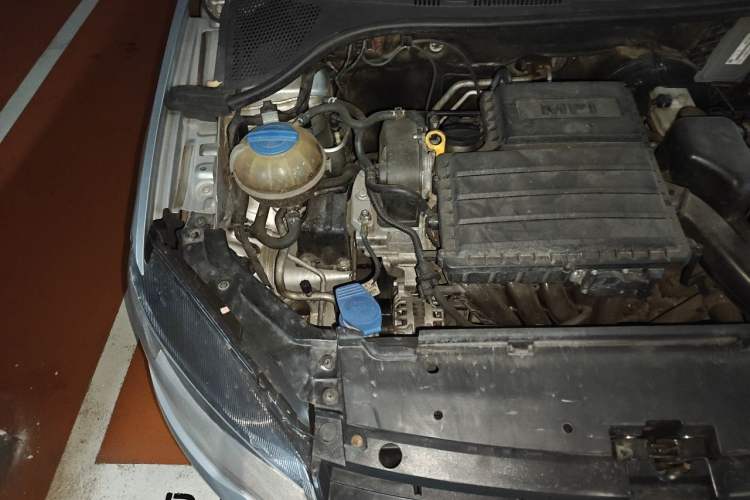 Used Volkswagen Jetta 2015 Value Edition 1.6L Automatic Comfort Version Engine Bay Right