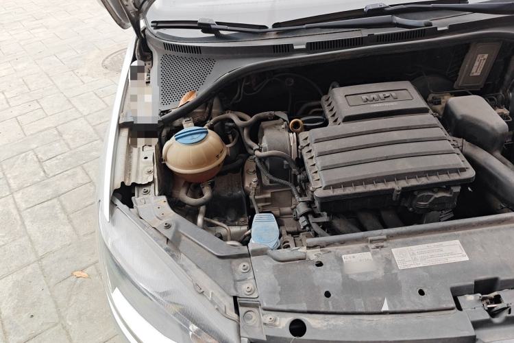 Used Volkswagen Jetta 2015 Zhuihui Edition 1.4L Manual Fashion Model Engine Bay Right
