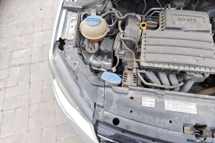 Used Volkswagen Jetta 2015 Zhuihui Edition 1.6L Manual Comfort Model Engine Bay Right