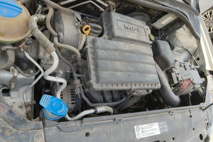 Used Volkswagen Jetta 2015 Zhuihui Edition 1.4L Manual Fashion Model Engine Bay Right