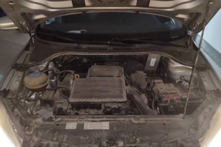 Used Volkswagen Jetta 2015 Zhuihui Edition 1.4L Manual Fashion Model Engine Bay