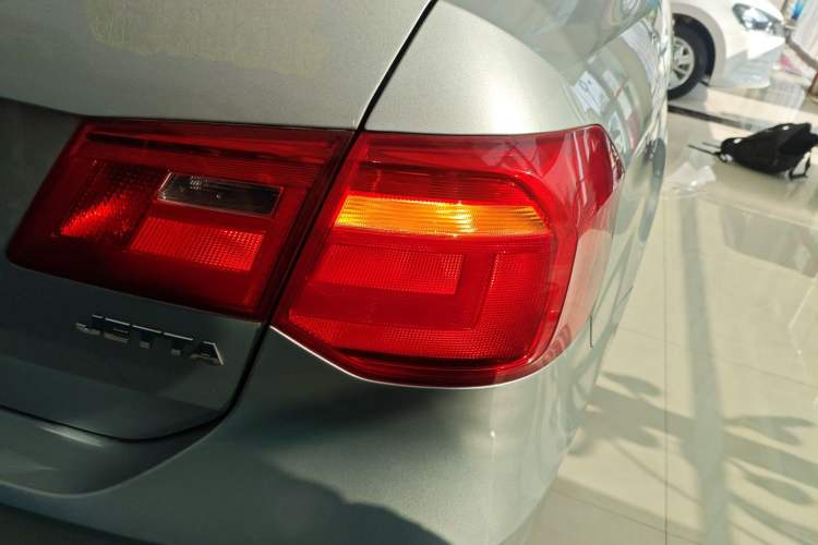 Used Volkswagen Jetta 2015 1.4L Manual Fashion Model Exterior 3