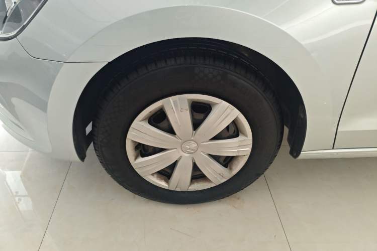 Used Volkswagen Jetta 2015 1.4L Manual Fashion Model Exterior 4