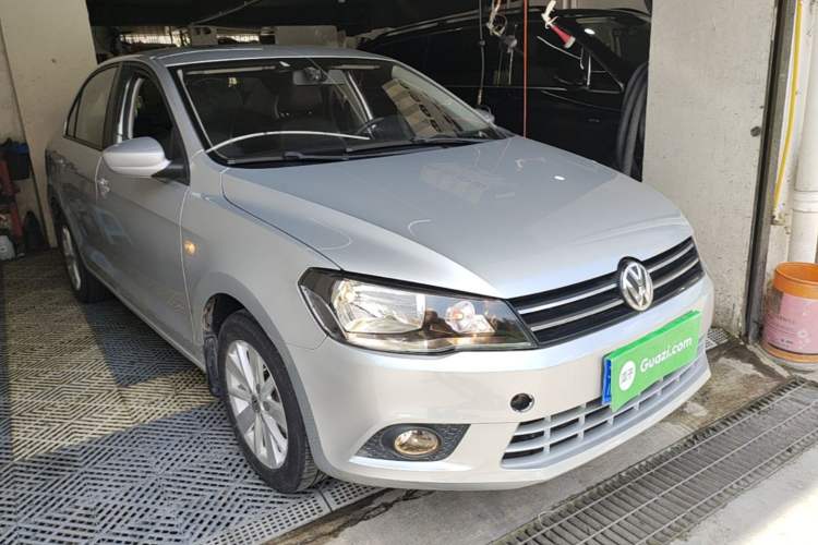 Used Volkswagen Jetta 2015 1.4L Manual Comfort Model Front Right 45 Deg