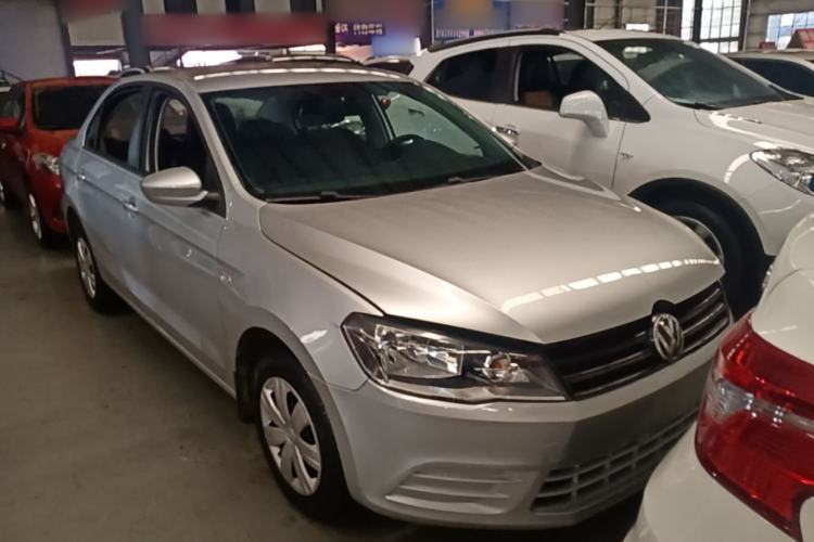 Used Volkswagen Jetta 2015 1.6L Manual Fashion Edition Front Right 45 Deg