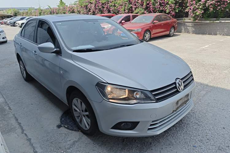 Used Volkswagen Jetta 2015 1.6L Manual Comfort Model Front Right 45 Deg