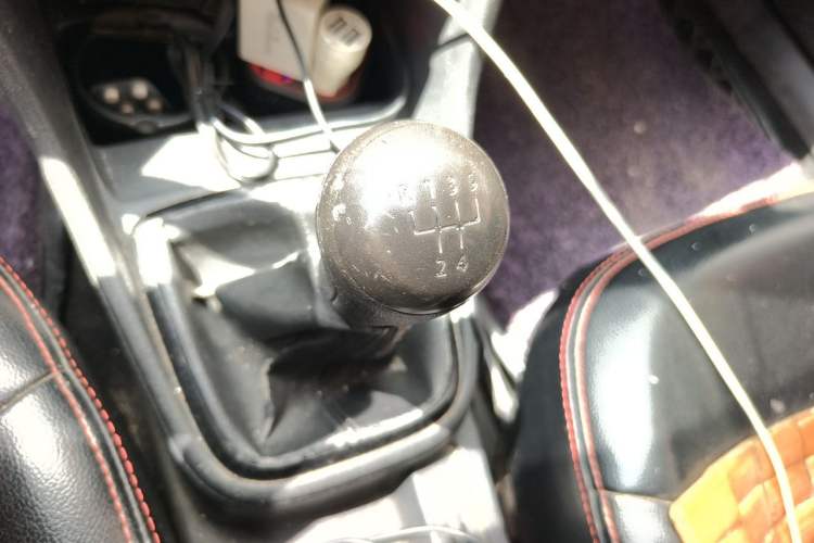 Used Volkswagen Jetta 2015 Value Edition 1.6L Manual Fashionable Style Gear Lever