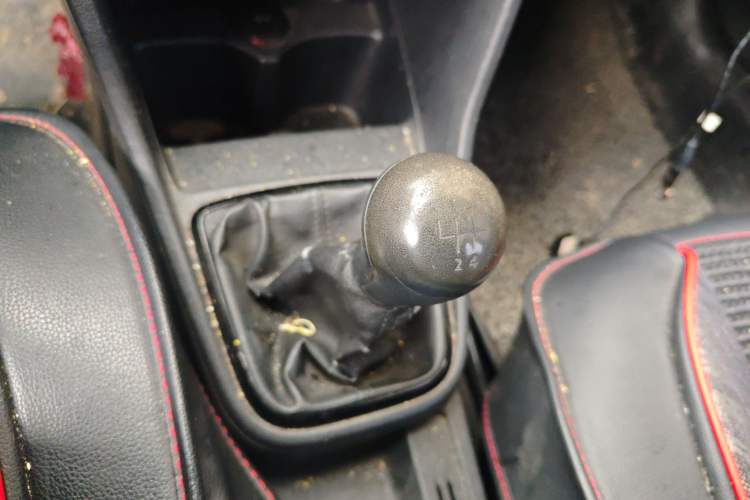 Used Volkswagen Jetta 2015 1.6L Manual Fashion Edition Gear Lever
