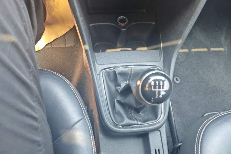 Used Volkswagen Jetta 2015 1.6L Manual Comfort Model Gear Lever