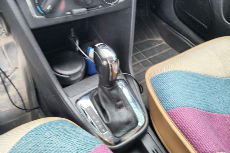 Used Volkswagen Jetta 2015 Value Edition 1.6L Automatic Comfort Version Gear Lever