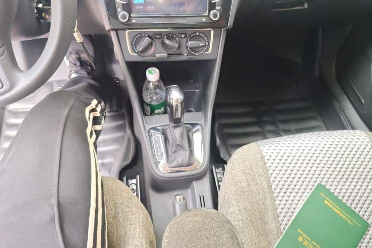 Used Volkswagen Jetta 2015 Value Edition 1.6L Automatic Comfort Version Gear Lever
