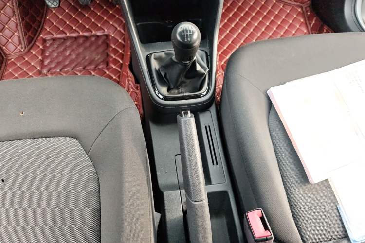 Used Volkswagen Jetta 2015 Zhuihui Edition 1.4L Manual Fashion Model Gear Lever