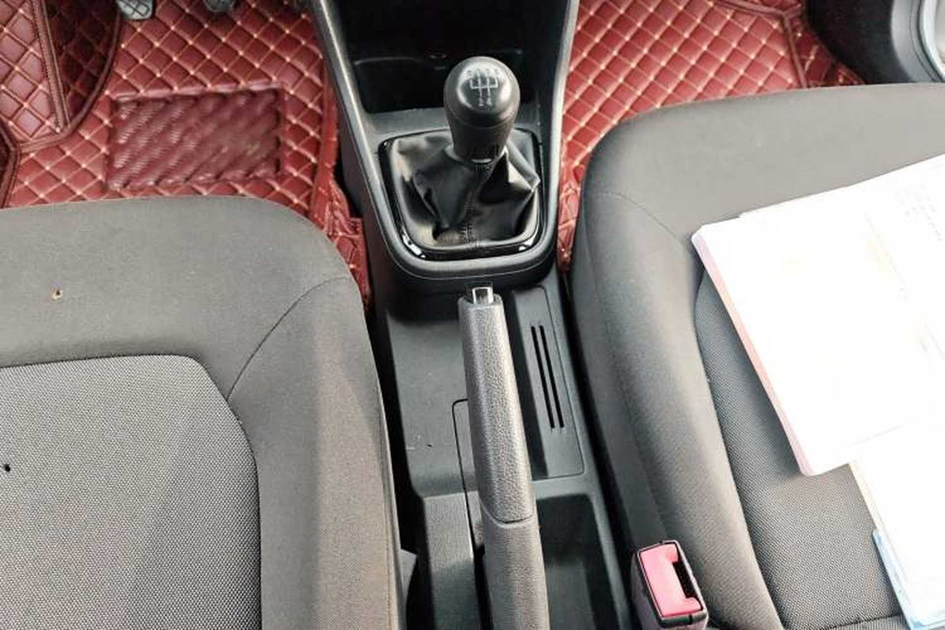 Used Volkswagen Jetta 2015 Zhuihui Edition 1.4L Manual Fashion Model Gear Lever