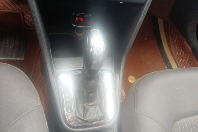 Used Volkswagen Jetta 2015 Value Edition 1.6L Automatic Comfort Version Gear Lever