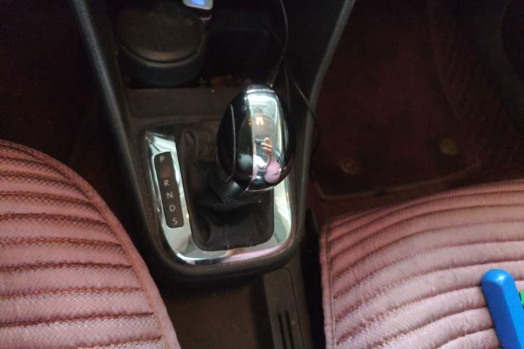 Used Volkswagen Jetta 2015 1.6L Automatic Comfort Model Gear Lever