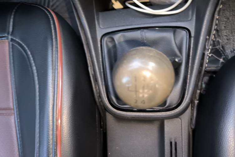 Used Volkswagen Jetta 2015 Value Edition 1.6L Manual Fashionable Style Gear Lever