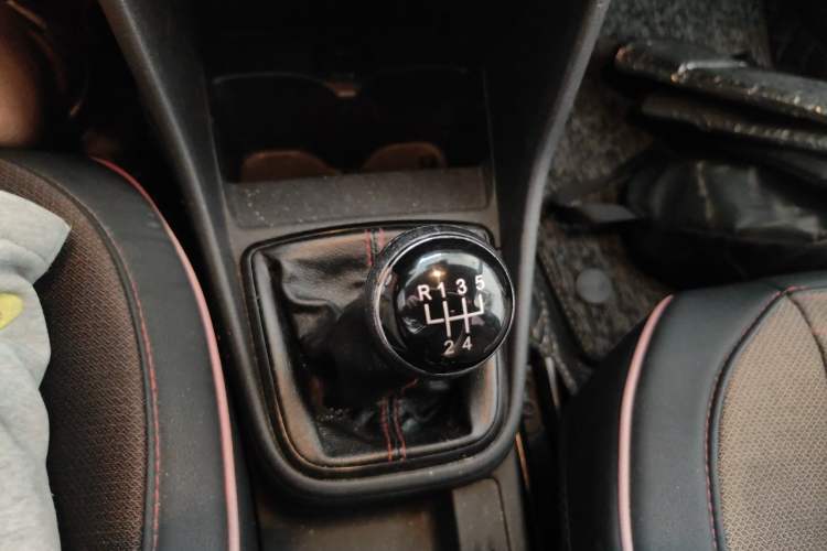 Used Volkswagen Jetta 2015 Value Edition 1.6L Manual Fashionable Style Gear Lever