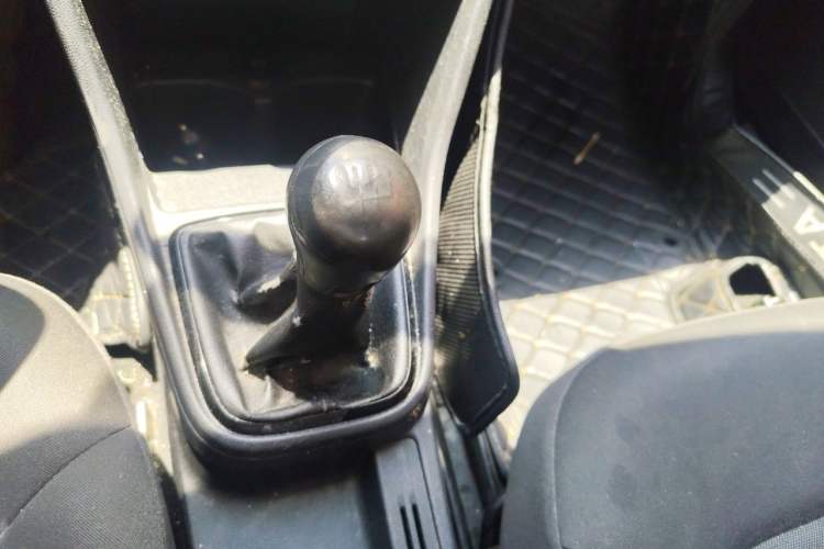 Used Volkswagen Jetta 2015 1.6L Manual Fashion Edition Gear Lever