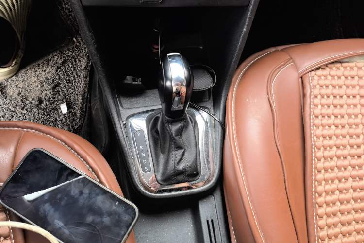 Used Volkswagen Jetta 2015 Value Edition 1.6L Automatic Comfort Version Gear Lever