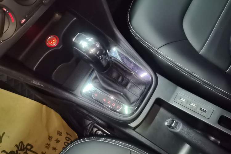 Used Volkswagen Jetta 2015 Value Edition 1.6L Automatic Comfort Version Gear Lever