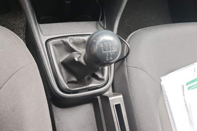 Used Volkswagen Jetta 2015 Value Edition 1.6L Manual Fashionable Style Gear Lever