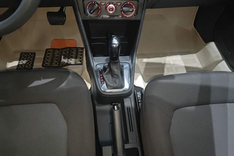 Used Volkswagen Jetta 2015 Value Edition 1.6L Automatic Fashion Version Gear Lever
