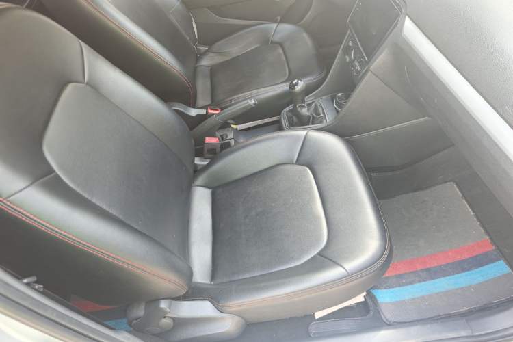 Used Volkswagen Jetta 2015 Zhuihui Edition 1.6L Manual Comfort Model Interior 1