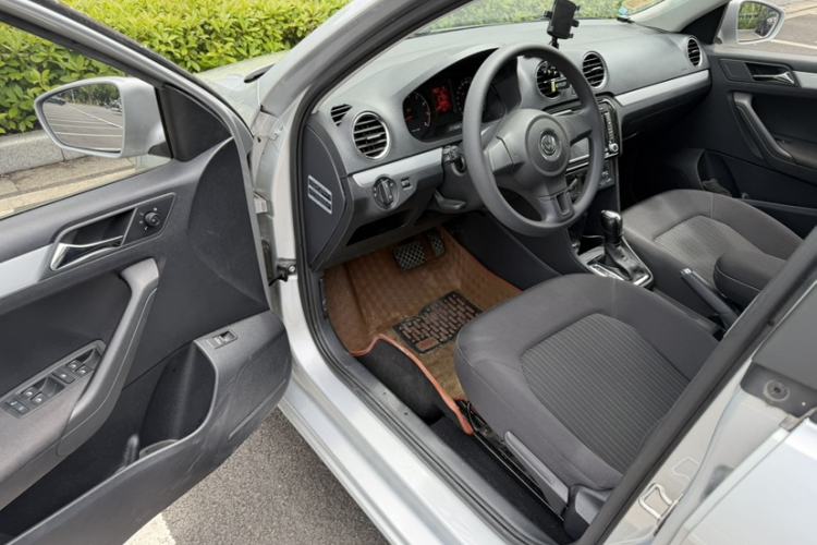 Used Volkswagen Jetta 2015 1.6L Automatic Comfort Model Interior 2
