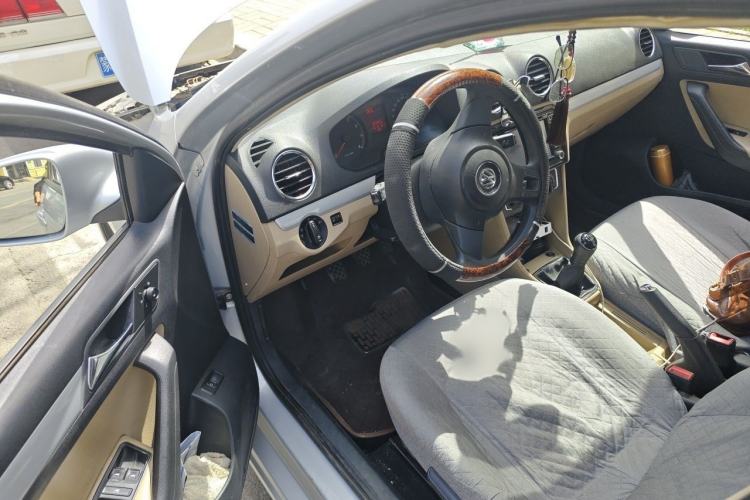 Used Volkswagen Jetta 2015 1.6L Manual Comfort Model Interior 3