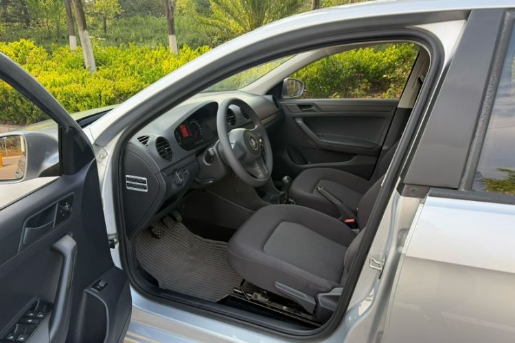 Used Volkswagen Jetta 2015 Value Edition 1.6L Manual Fashionable Style Interior 3