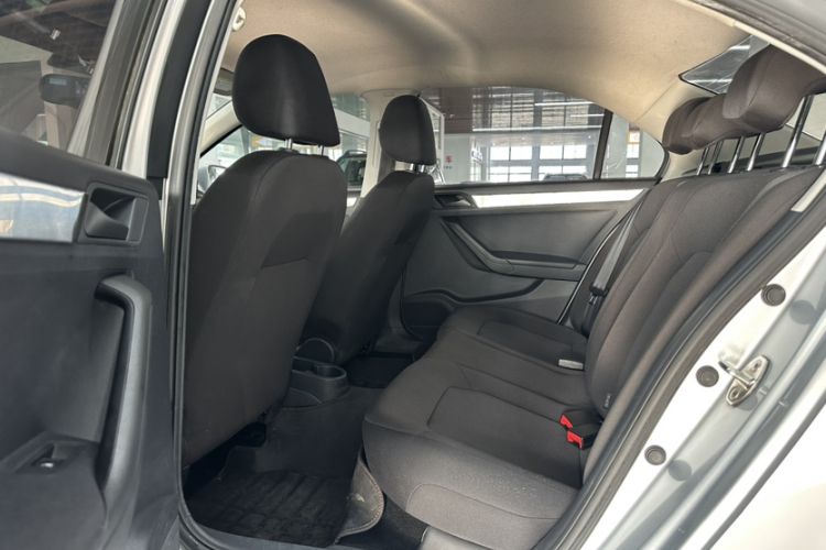 Used Volkswagen Jetta 2015 1.6L Automatic Fashion Model Interior 5