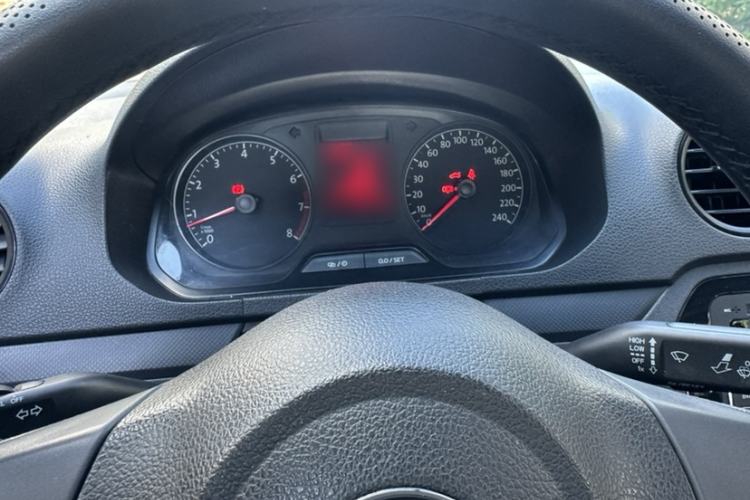 Used Volkswagen Jetta 2015 Value Edition 1.6L Manual Fashionable Style Interior 5