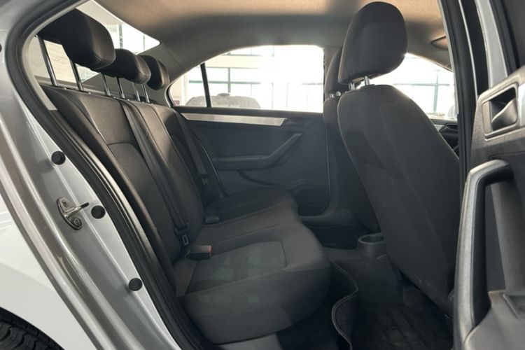 Used Volkswagen Jetta 2015 1.6L Automatic Fashion Model Interior 7