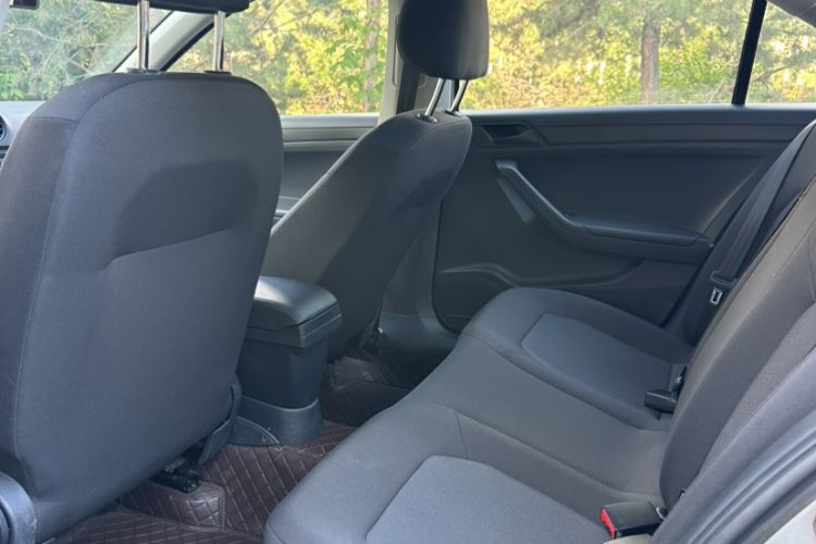 Used Volkswagen Jetta 2015 Value Edition 1.6L Manual Fashionable Style Interior 7