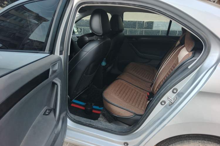 Used Volkswagen Jetta 2015 Zhuihui Edition 1.4L Manual Fashion Model Interior 7