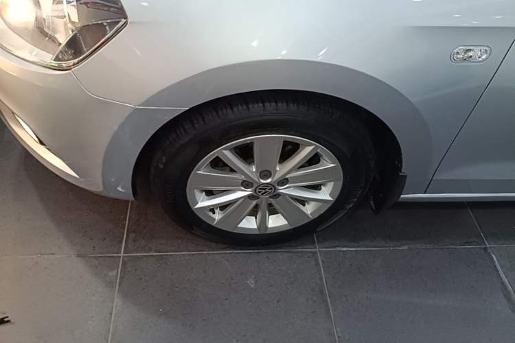 Used Volkswagen Jetta 2015 1.6L Automatic Comfort Model Left Front Wheel Hub