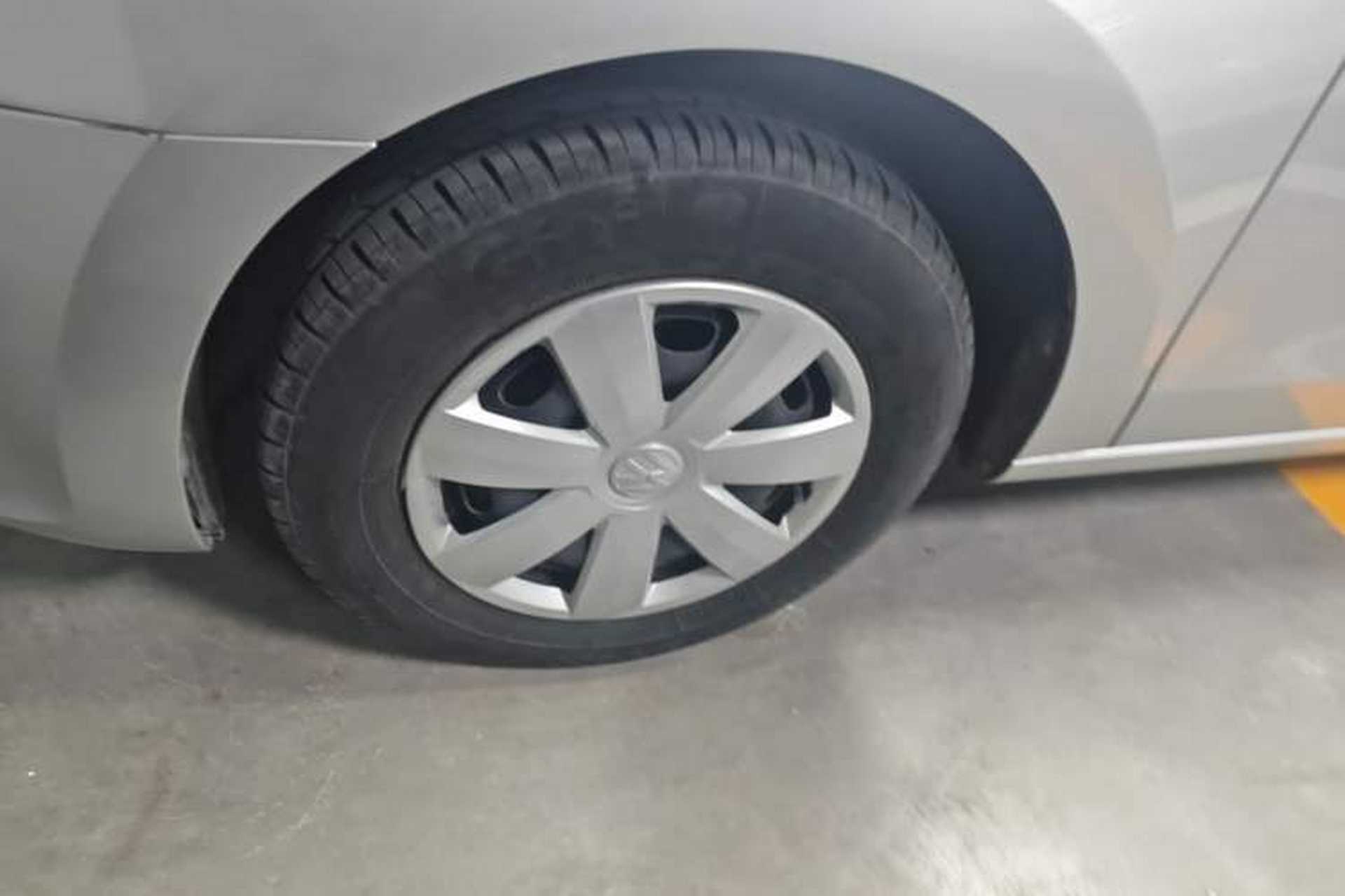 Used Volkswagen Jetta 2015 Value Edition 1.6L Manual Fashionable Style Left Front Wheel Hub