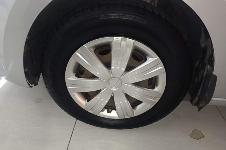Used Volkswagen Jetta 2015 Value Edition 1.6L Manual Fashionable Style Left Front Wheel Hub